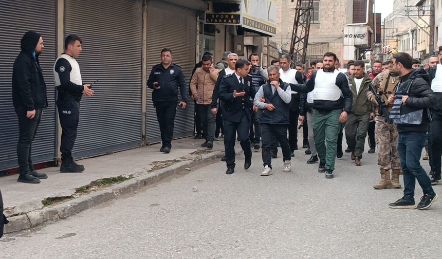 Polisleri görünce 5 kişiyi rehin alan cezaevi firarisi, ikna edilip gözaltına alındı