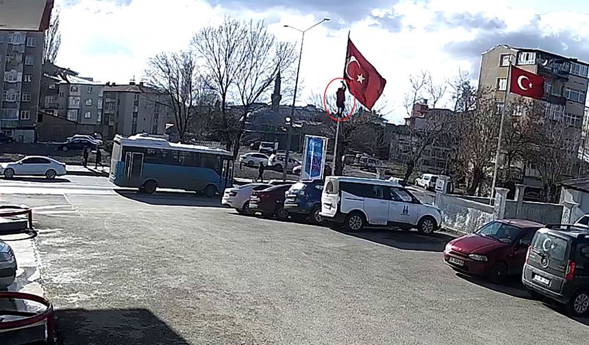 Rüzgarda dolanan bayrağı düzeltmek için 15 metrelik direğe tırmandı
