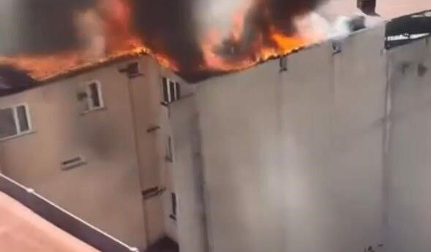 Sarıyer’de 5 katlı binanın çatısı alev alev yandı; mahallede panik yaşandı
