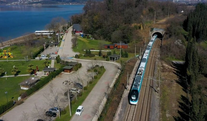 Türkiye'nin ilk hızlı treni saatte 225 kilometre hıza ulaştı