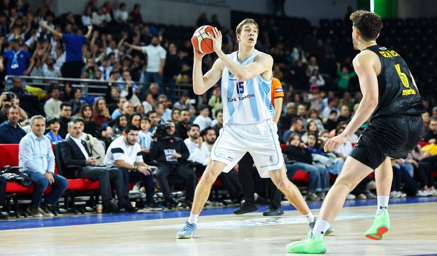 Türk Telekom Anadolu Efes karşısında