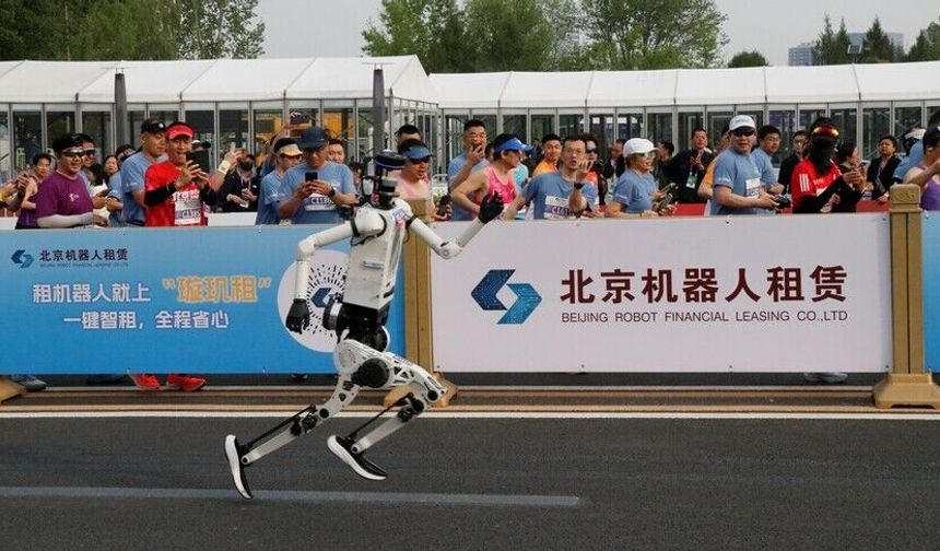 Çin'de insansı robotlar yarı maraton dünya rekorunu kırdı