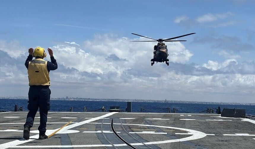 Türk helikopterlerinden Somali açıklarında gemi iniş-kalkış eğitimi