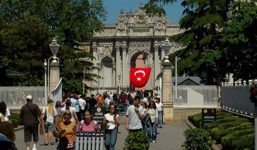 19 Mayıs'ta Dolmabahçe Sarayı'na gelen ziyaretçiler tarihi atmosferi yerinde gördü