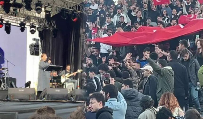 Sanatçı Akkaya: Türk Bayrağına saygısızlık yaşanmadı