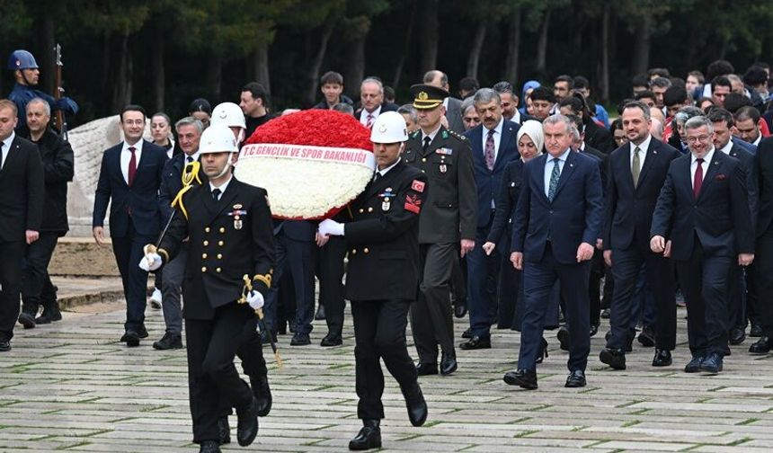 Gençlik ve Spor Bakanı Osman Aşkın Bak ile beraberindeki heyet, Anıtkabir'i ziyaret etti