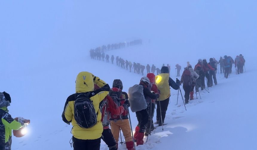 Erciyes'in zirvesine yapılacak "19 Mayıs" tırmanışına fırtına ve tipi engeli