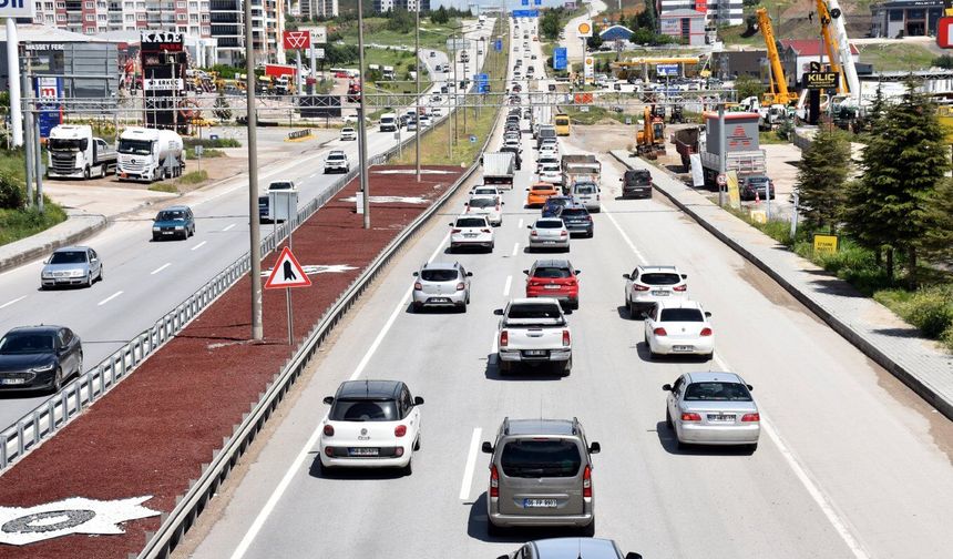 "Kilit kavşak" Kırıkkale'de bayram öncesi trafik yoğunluğu sürüyor