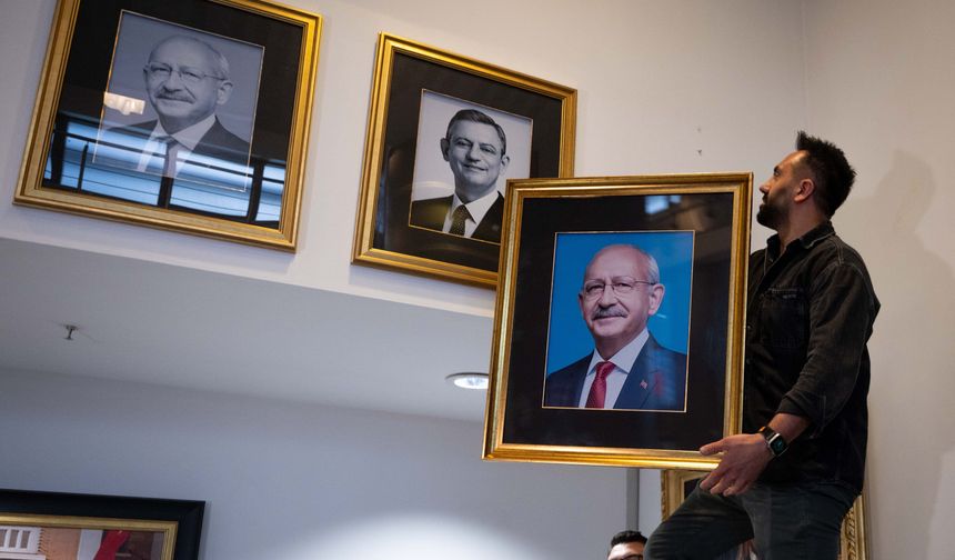 Kılıçdaroğlu ve Özel'in fotoğrafları CHP Genel Merkezi'ne yeniden asıldı