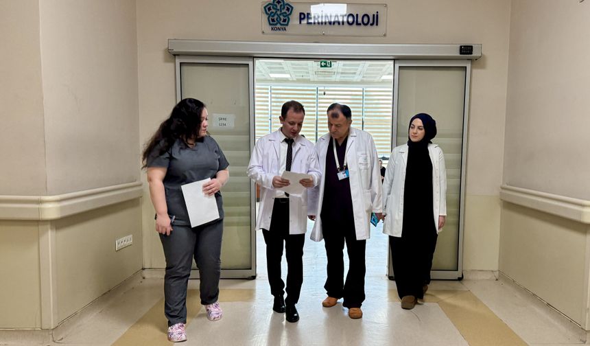 Profesör, doğumlarını gerçekleştirdiği iki doktor ve hemşireyle görev yapıyor