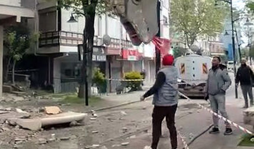 Avcılar'daki yıkımda bayrak hassasiyeti