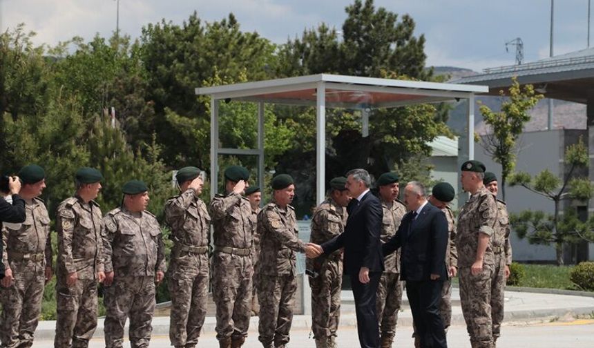 Bakan Çiftçi, özel harekat polisleriyle bayramlaştı