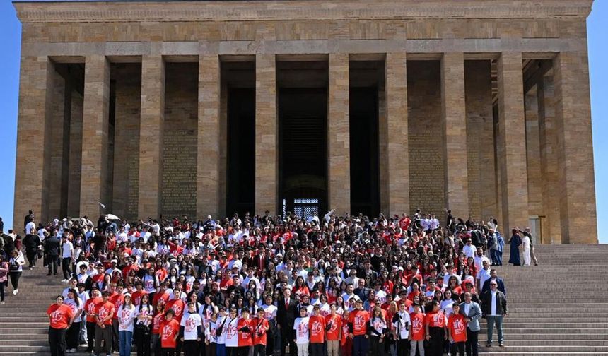 Balıkesir Büyükşehir Belediye Başkanı Akın 1071 gençle Anıtkabir’i ziyaret etti