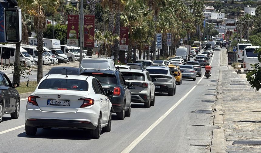 Bodrum'da tatilciler dönüyor; 12 saatte 10 binden fazla araç çıkış yaptı