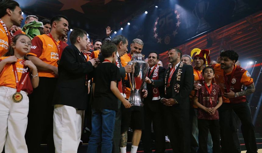 Şampiyon Galatasaray kupasına kavuştu