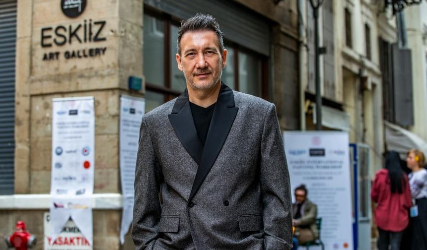 Çizgileriyle zamanı ve dönüşümü sorguluyor
