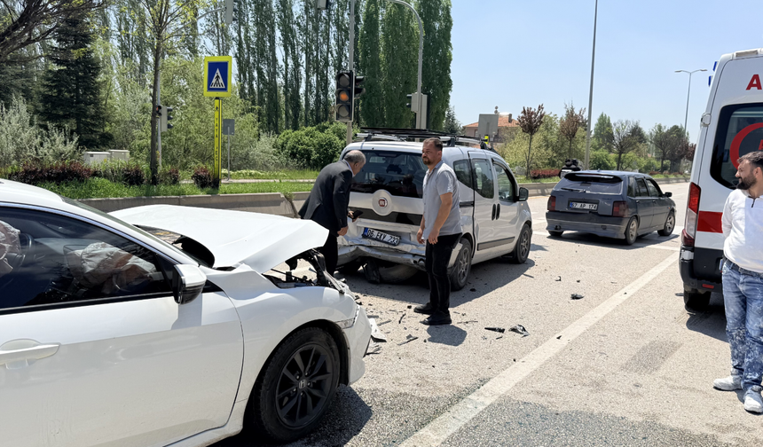 Çubuk'ta üç aracın karıştığı trafik kazasında 3 kişi yaralandı