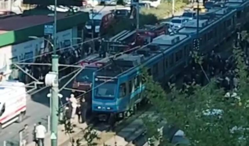 Yolun karşısına geçmek isteyen motosikletliye tramvay çarptı