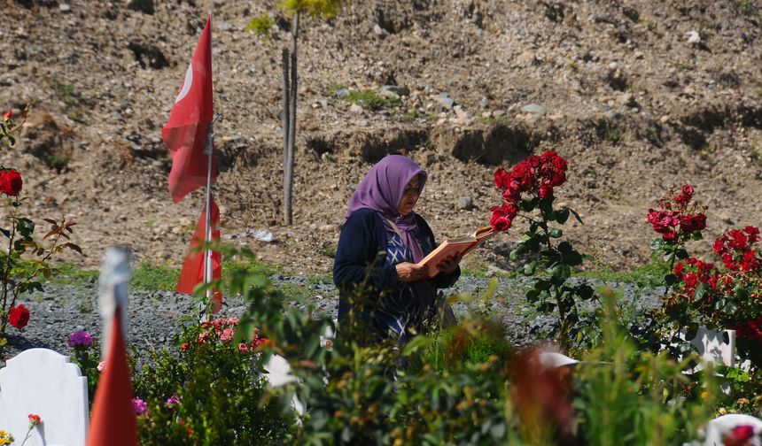 Hatay'da deprem şehitliğinde buruk bayram