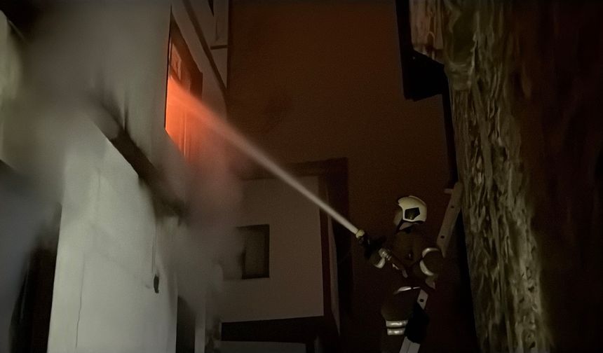İtfaiye eri, yangında mahsur kalan kediyi kurtarırken yaralandı