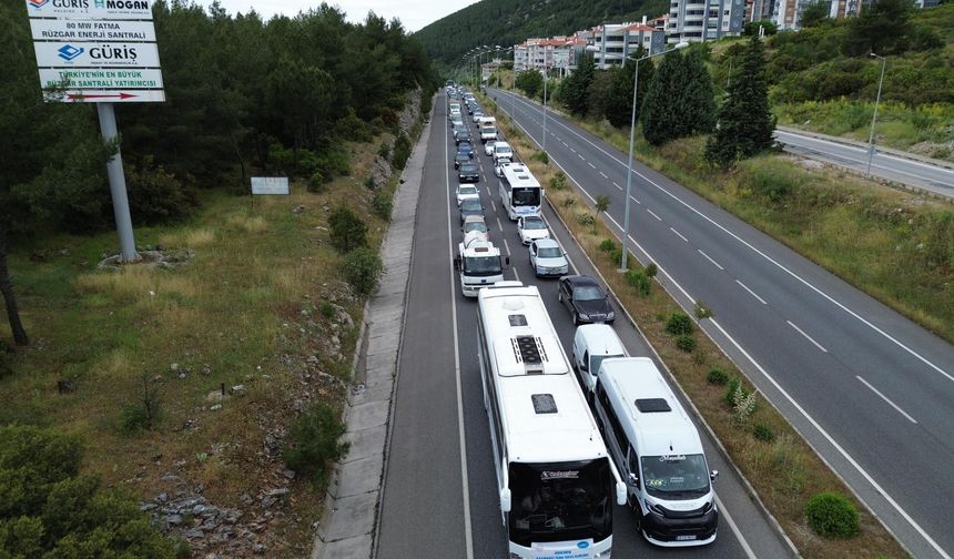 Muğla'ya tatilci akını; kilometrelerce araç kuyruğu oluştu