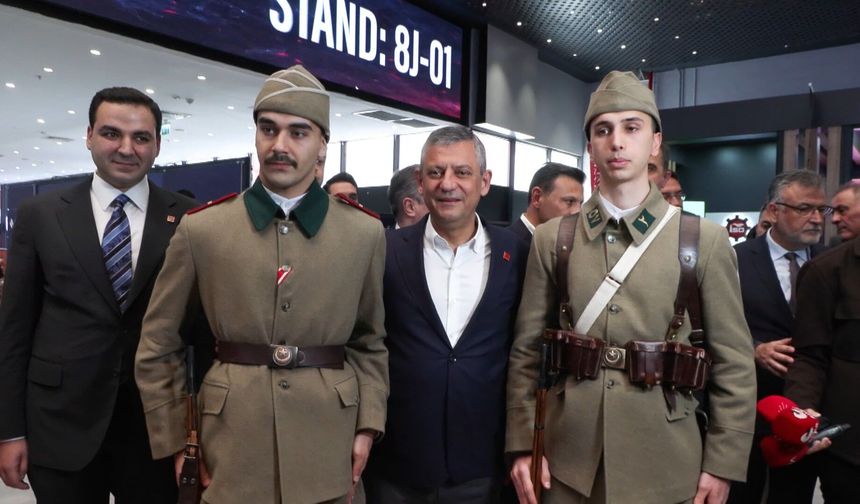 Özgür Özel, SAHA EXPO 2026'yı ziyaret etti