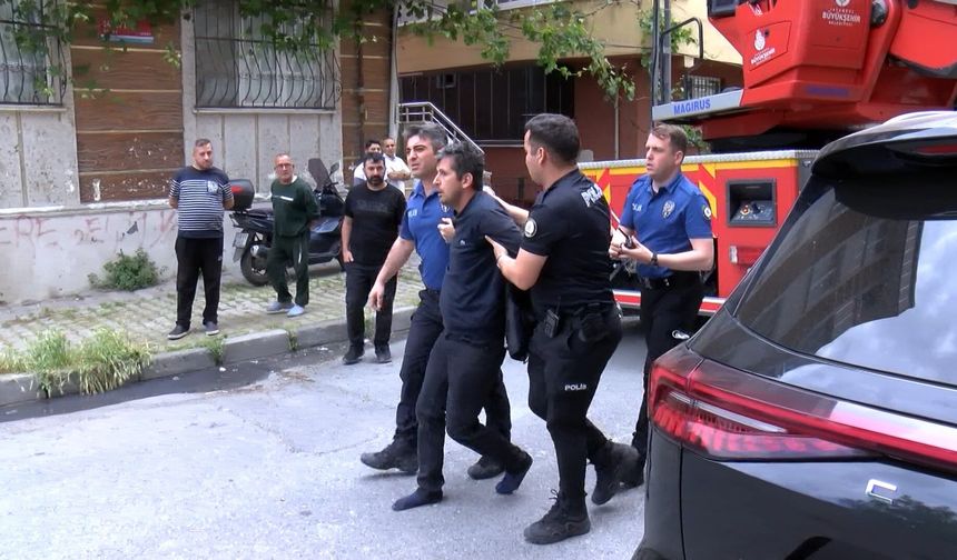 Sultangazi'de annesini rehin alan şüpheli,  abisinin ihbarıyla gözaltına alındı
