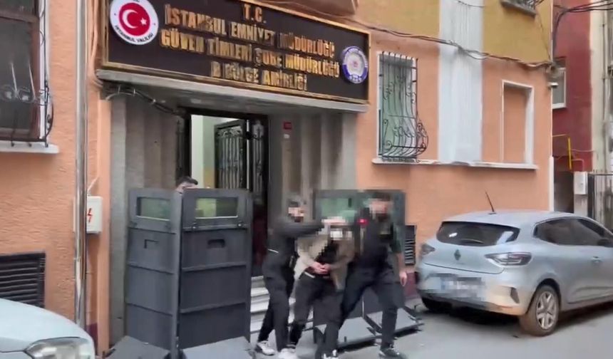 Taksim’de alkollü kişiye yardım etme bahanesiyle yaklaşıp cep telefonunu çaldı; suçüstü yakalandı