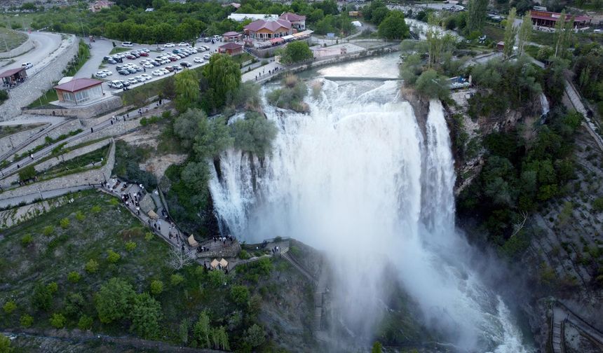 Tortum Şelalesi’ne bayramda ziyaretçi akını