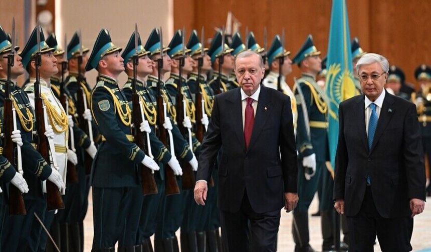 Cumhurbaşkanı Erdoğan, Kazakistan'da resmi törenle karşılandı