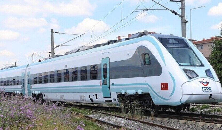 Milli elektrikli hızlı tren saatte 240 kilometre hıza ulaşarak rekorunu yeniledi