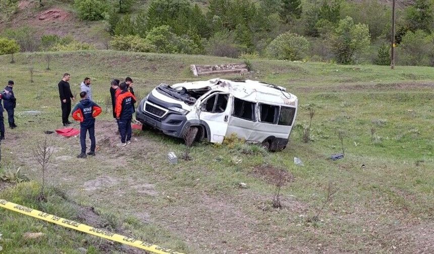 Öğrenci servisinin devrilmesi sonucu 2 öğrenci ve sürücü öldü, 7 öğrenci yaralandı