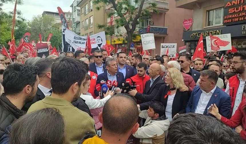 Özgür Özel ve Mansur Yavaş gençlerle yürüdü
