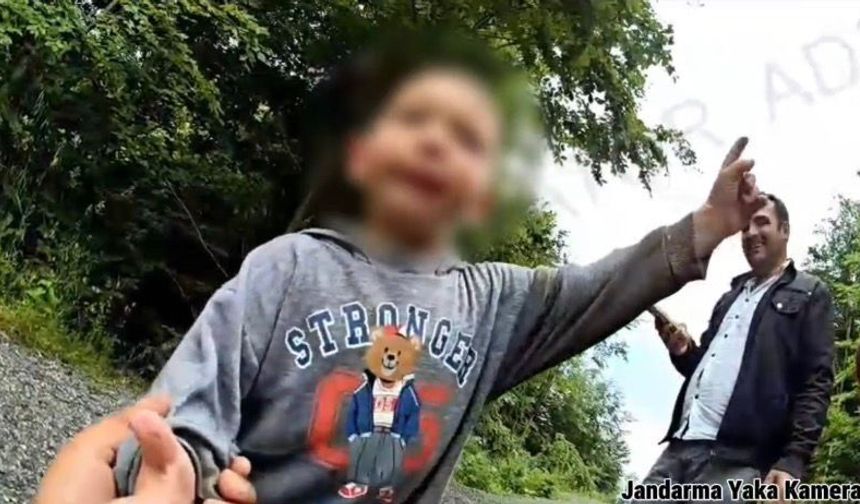 3 yaşındaki kayıp Göktürk ormanda bulundu; jandarmayla sohbet anları kamerada