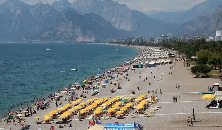 Antalya’da sıcak hava bunalttı, sahiller doldu taştı