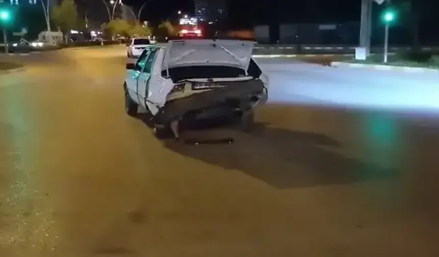 Otomobil, kırmızı ışıkta başka araca çarptı; 2 yaralı