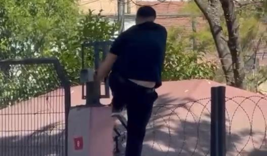 Sınava geç kalan öğrenci, demir parmaklıklara tırmandı