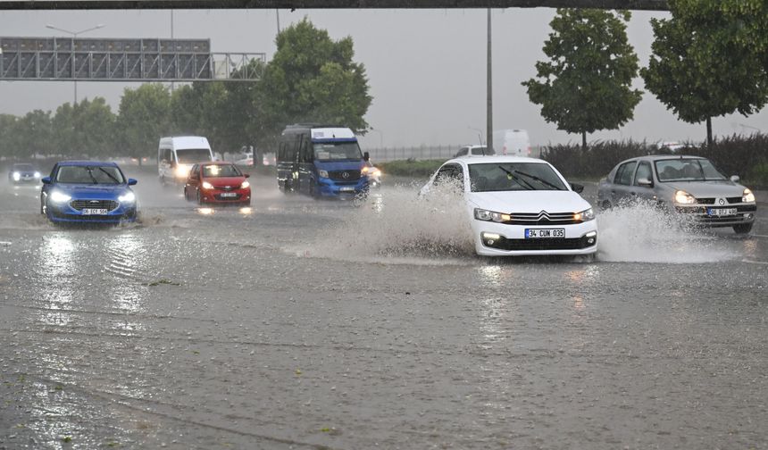 Ankara'da sağanak ve dolu etkili oluyor