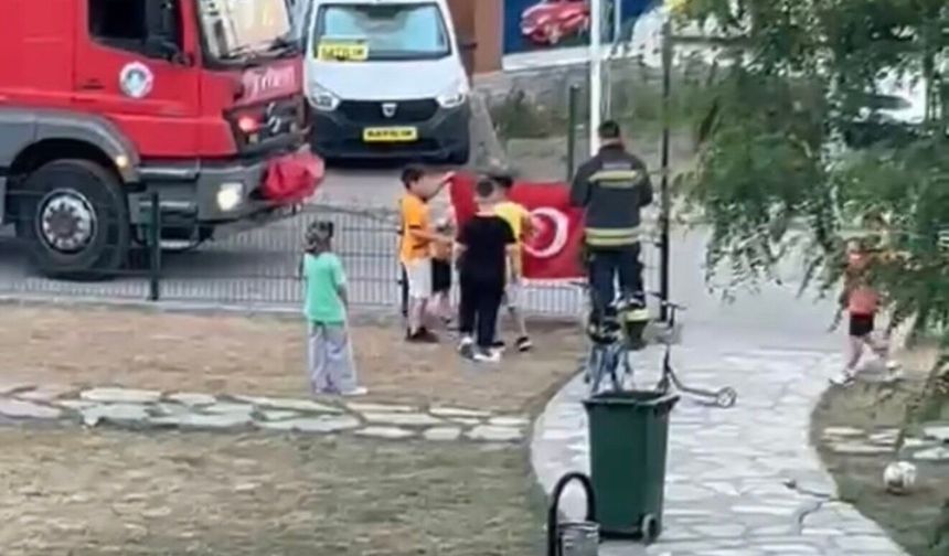 Düşen Türk bayrağına çocuklar sahip çıktı