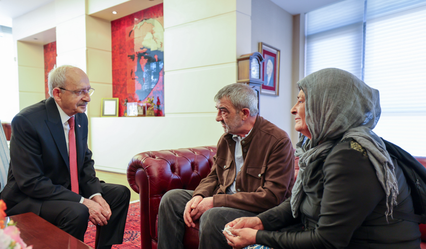 Kemal Kılıçdaroğlu, Altındağ İlçe Başkanlığının eski binasında kalan Kolukısa çiftini kabul etti
