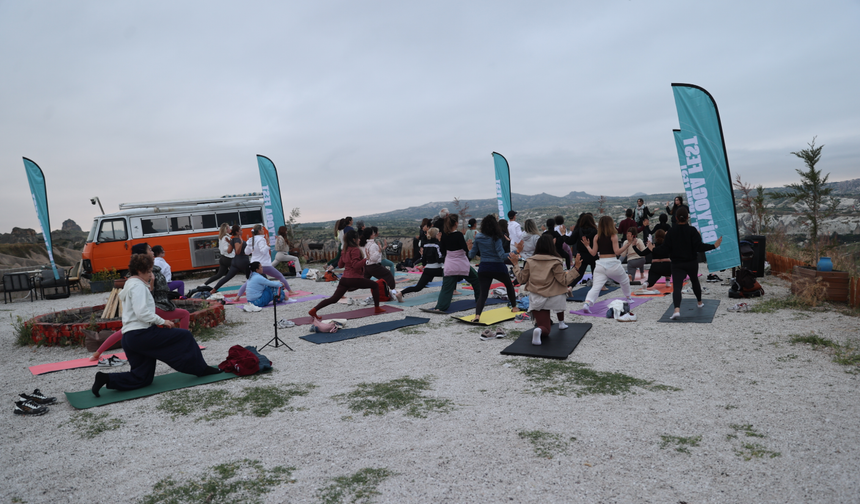 Kapadokya'da gün doğumunda yoga etkinliği düzenlendi
