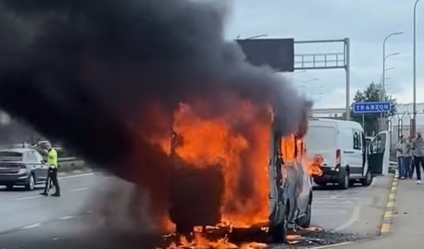 Seyir halindeki yolcu minibüsü alev alev yandı