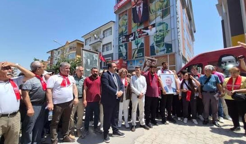 Malatya'da CHP'nin yeni il yönetimi, kapıyı çilingire açtırarak içeri girdi