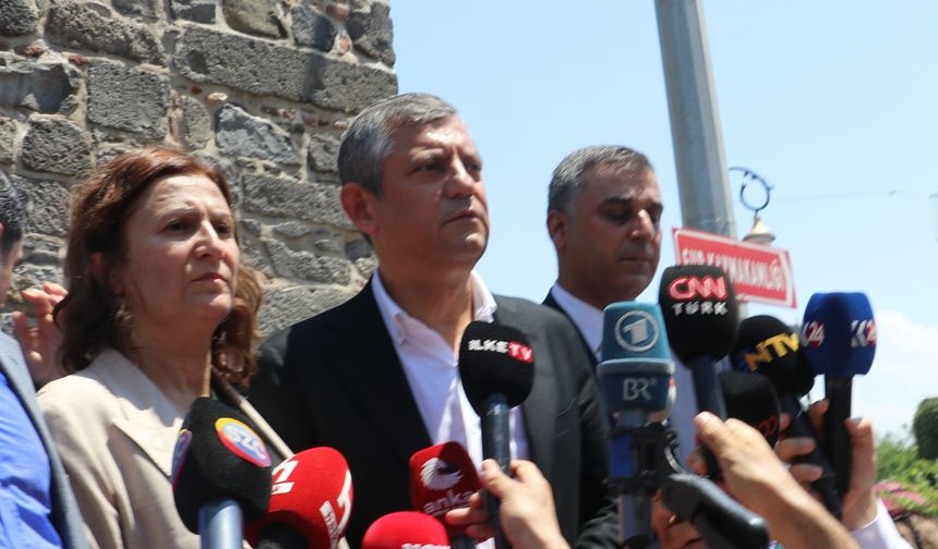 Özgür Özel: Kayyımdan sonra binaları geride bıraktık, yürüyoruz