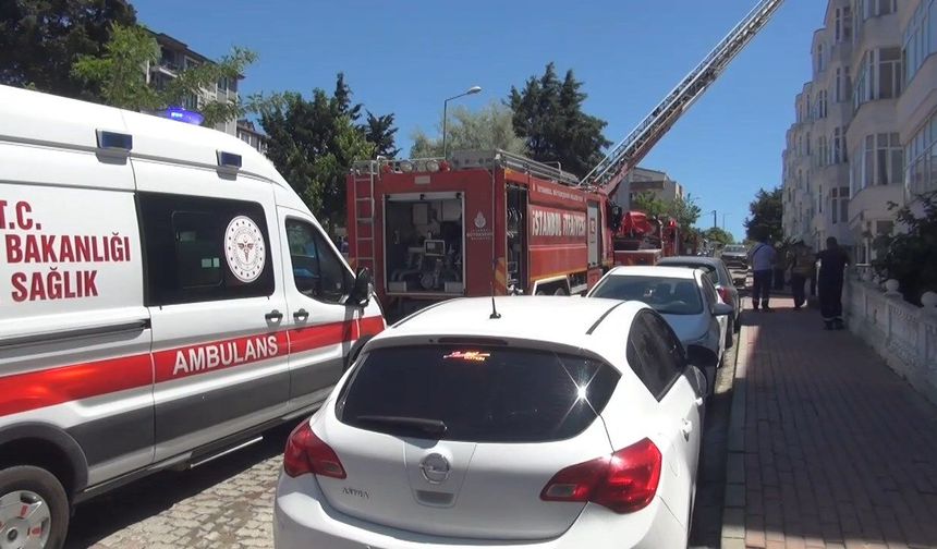 Silivri'de 4 katlı binanın çatısında çıkan yangın söndürüldü