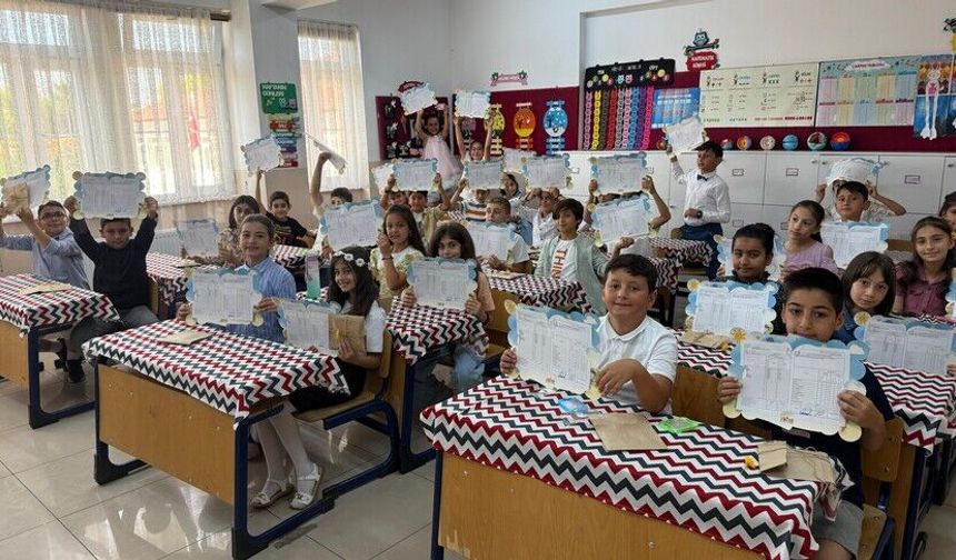Okullarda yarın yaklaşık 18 milyon öğrenci için "karne zili" çalacak