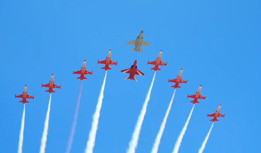 HÜRJET'lerden Türk Yıldızları ile 10'lu kol uçuşu