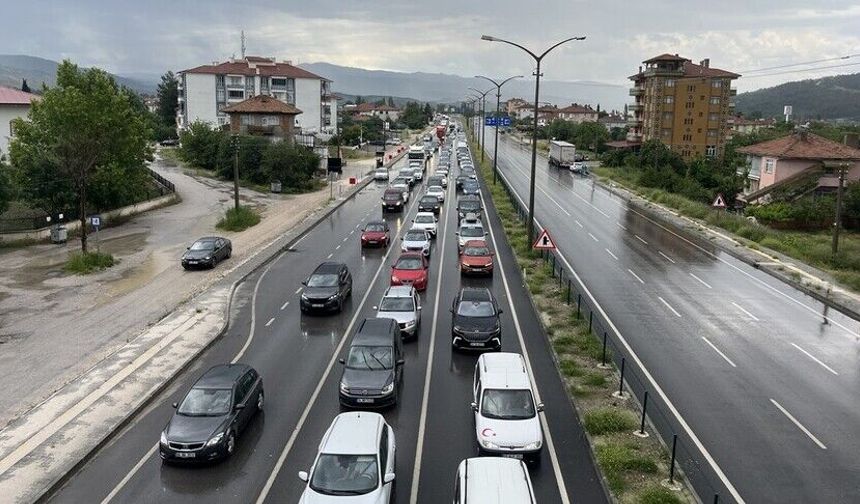 Bayram dönüşü D-100 kara yolunda trafik yoğunluğu devam ediyor