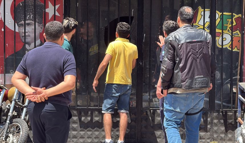 Üzerine benzin döküp kendisini iş yerine kilitledi