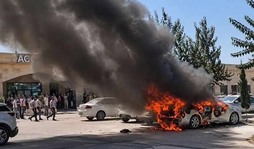 Şanlıurfa’da hastane otoparkındaki otomobil yandı